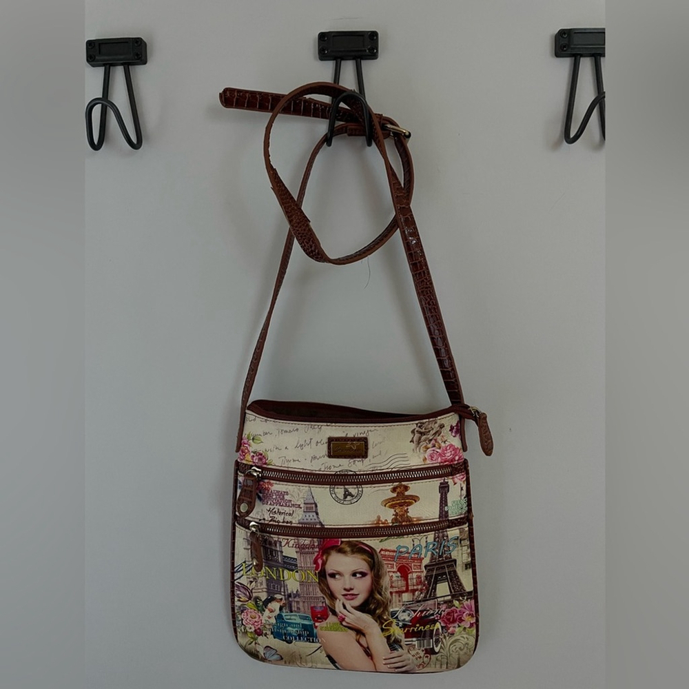 Starriness, London purse with script and girl, 3 zipper pockets, long strap - Picture 3 of 10